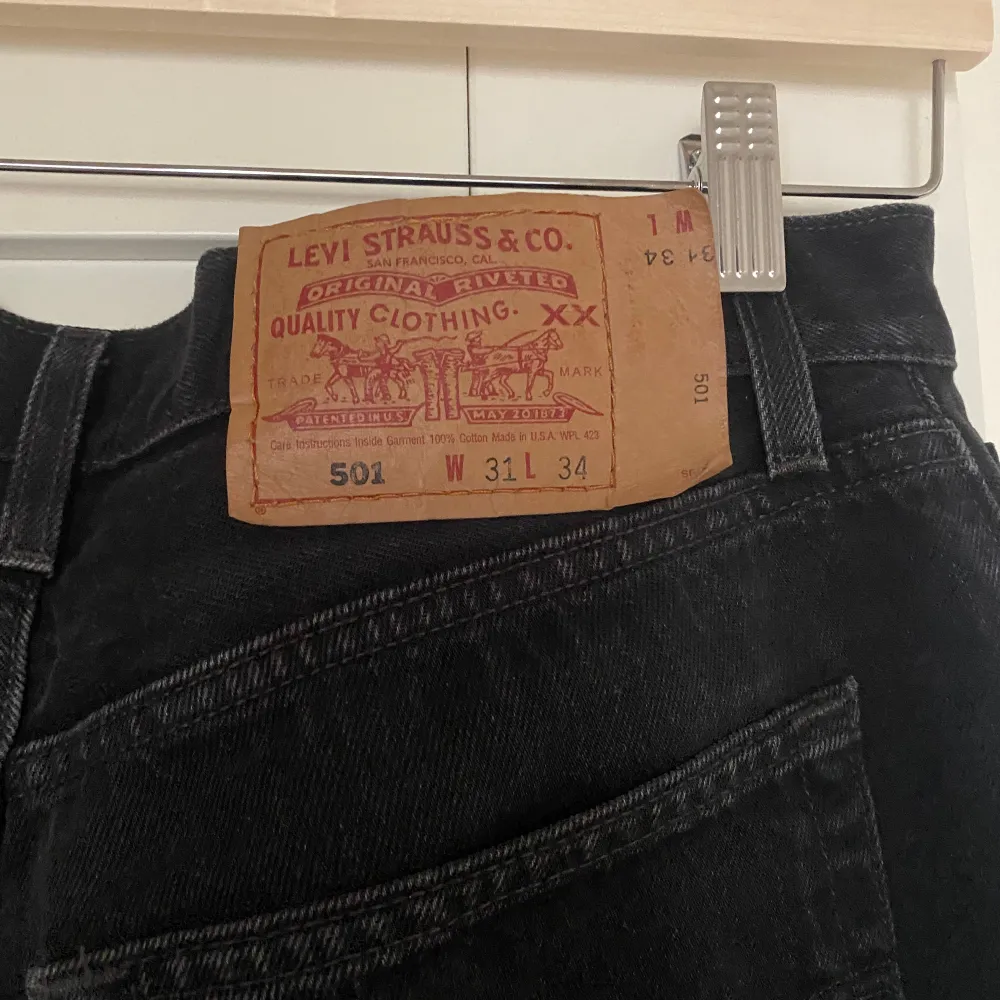 Super snygga 501 jeans från Levis. Är ett litet hål på framsidan men tror att det ska vara så (skriver för säkerhets skull, inget jag tycker ser fult/konstigt ut) 🙌🥰. Jeans & Byxor.