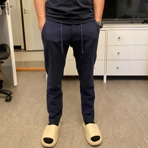 Lindbergh linnebyxor - Sköna sommarbrallor!  Linne byxor ish, liknar linnebyxor men gjort av annat material som är mer elastiskt. Väldigt bekväma och stilrena