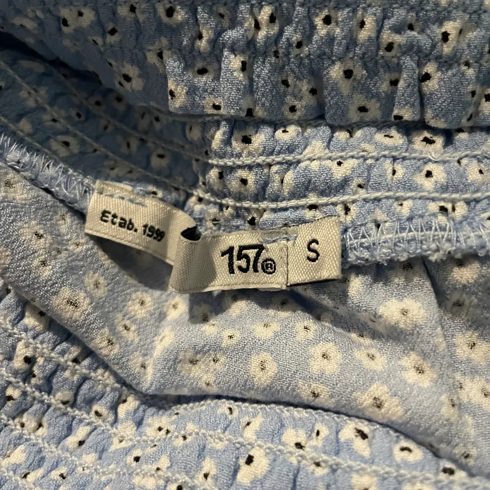 Blå somrig kjol från lager 157 den är i storlek S och har användts några gånger men är fortfarande i perfekt skick. Hör av dig om du är intresserad,har frågor eller vill se fler bilder💘💘. Kjolar.