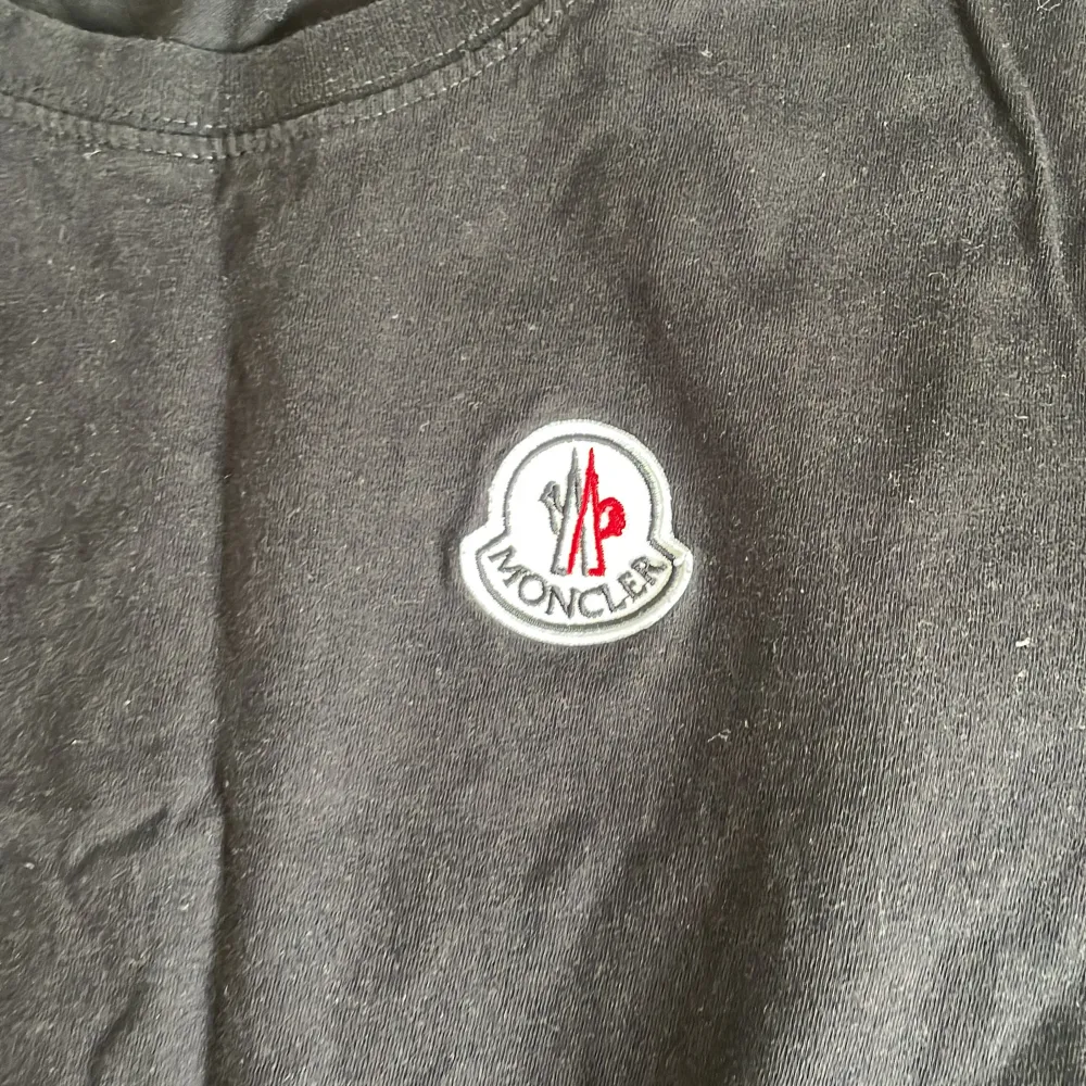 En Moncler t-Shirt fake använt 3 gånger typ 10/10 skick. Passar inte storlek m som det står det passar S därför säljer jag den . T-shirts.