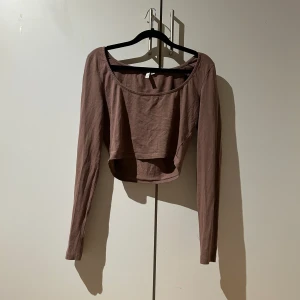 Nelly topp - Jättefin brun långärmad croptop från Nelly🤎 Använd fåtal gånger så i mycket gott skick! 