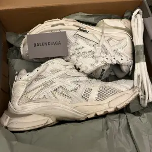 Balenciaga Runners in the white colorway, Condition 10/10 supposte to looked used.