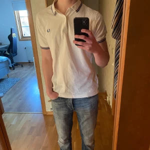 Pike från fred perry - Vit piké, använt skick men mycket o ge! Perfekt till sen vår och sommar. Modellen är 178. Hör av er vid funderingar!