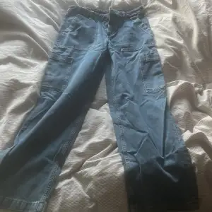 Säljer mina coola straight jeans från H&M då de inte kommer till användning. De är i storlek 36 och använda få gånger. 