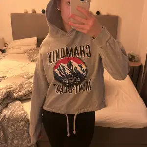 Hoodie från Gina tricot i bra skicka. Använd fåtal ggr. 