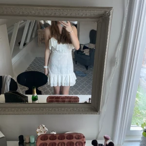 Vit sommar klänning! - Vit sommarklänning i så fint skick från Zara!🩷