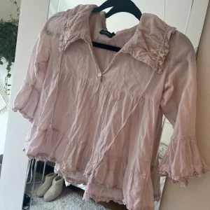 Sommarblus! - Superfin sommarblus som jag köpte second hand men var för liten.. Blusen har inga defekter och är verkligen superfin till sommaren. Blusen är bra i längden men har för korta armar för mig. Jag uppskattar storleken till xxs❣️
