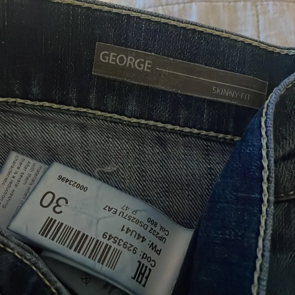 Har är ett par skit fräscha dondup George jeans. De är i ett väldigt sparsamt skick de är använd ett fåtal gånger. Nypris är runt 2500 vårat pris 899. Priset är ej hugget i sten! Mvh north-resell.. Jeans & Byxor.