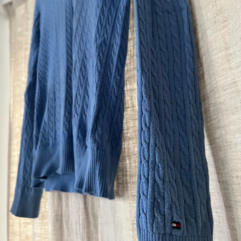 En blå Tommy Hilfiger tröja i storlek S . Tröjor & Koftor.