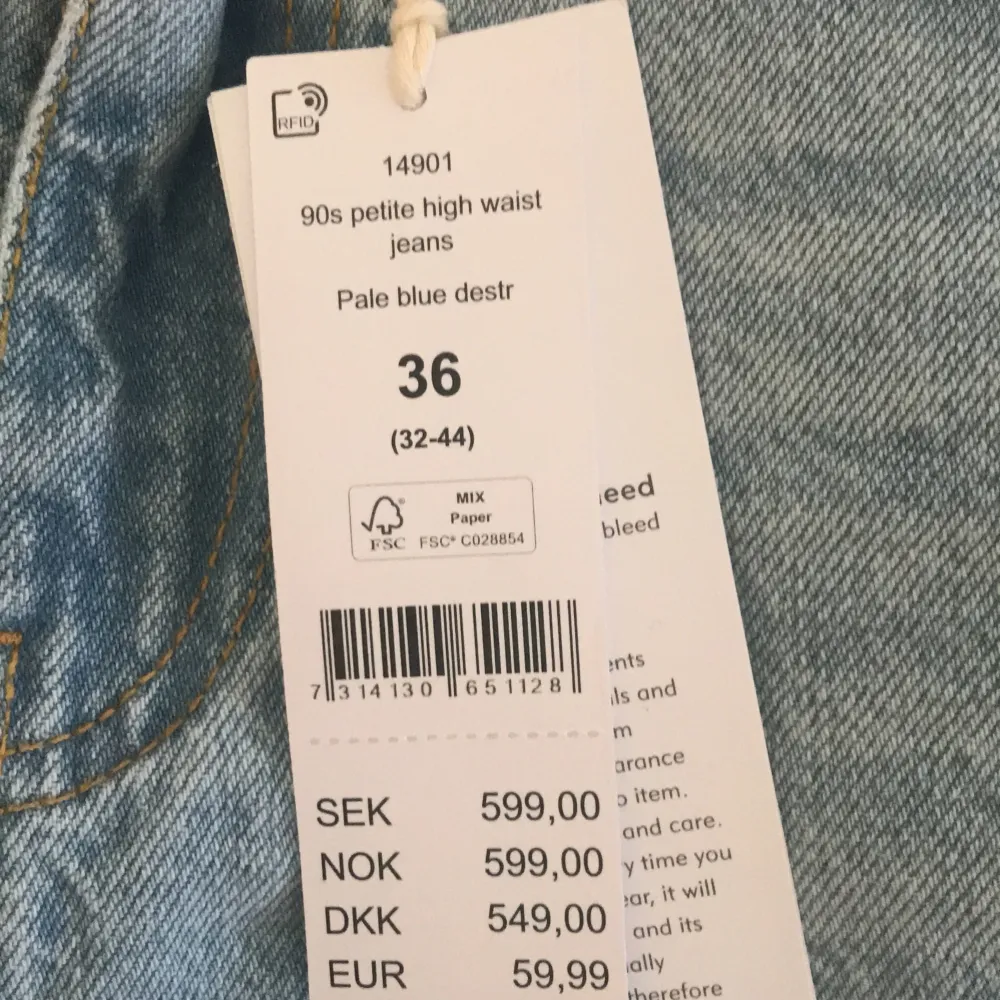 Ett par jeans från Gina helt oanvända med prislapp på!  Toppen är i strl xs o figurnära, ny har bara klippt av prislappen. Säljer dom för 500kr eller så kan man få köpa  jeansen o en topp för 400kr ! Frakt tillkommer ❤️. Jeans & Byxor.