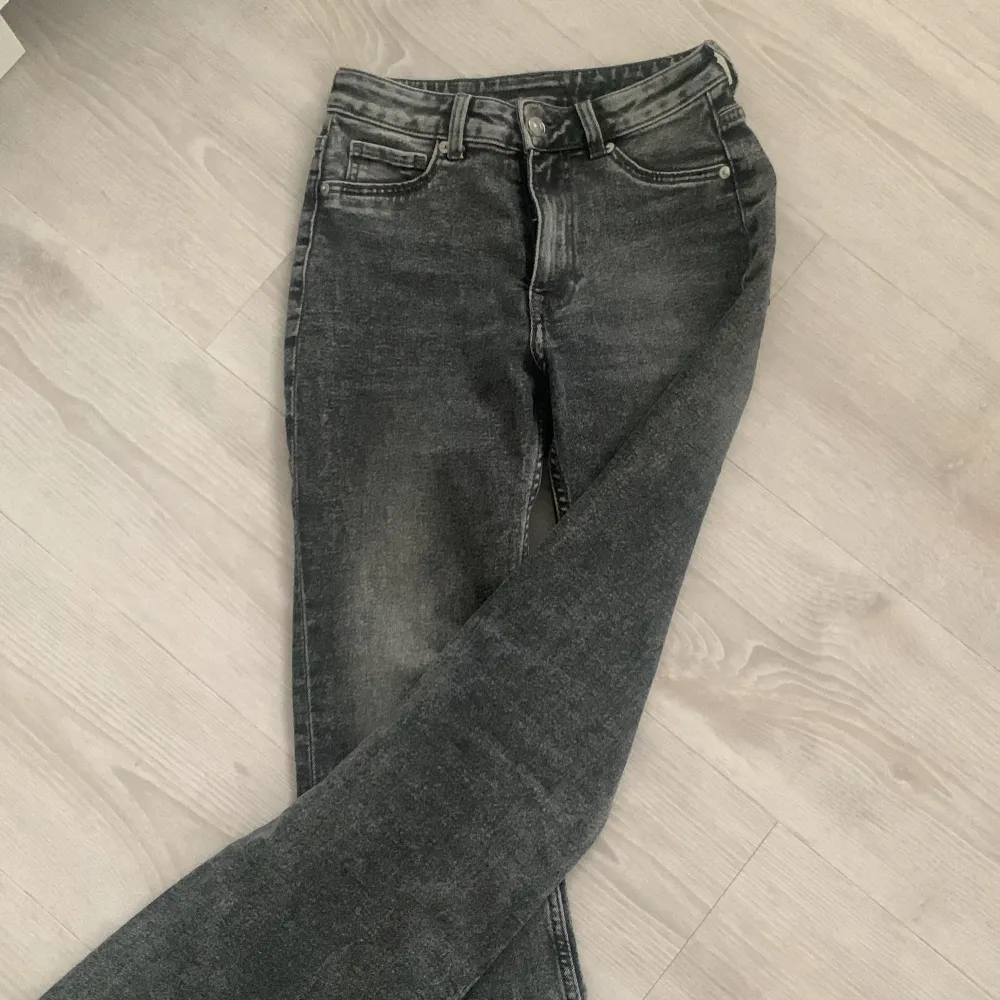 Säljer dessa jeans som jag har haft i min garderob flera månader som jag aldrig har haft användning till. Precis som nyskick eftersom dom är helt oanvända, dom är i stolek 34. Jeans & Byxor.