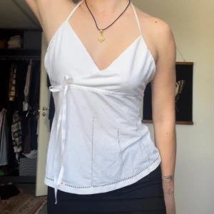 Y2k topp med strassdetaljer - Superfin y2k topp med halterneck snörning, fin rosettdetalj och strass/paljetter längst ner! Väldigt somrig🌻