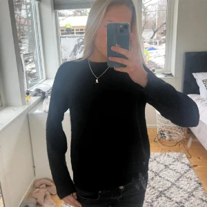 Stickad tröja  - Jätte fin stickad tröja i alpackaull! Jätte fint skick❣️ Köpte för 400 kr från Zara!