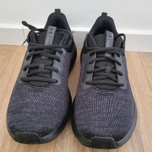 Idrottsskor Under Armour - Helt nya oanvända Under Armour Charged Revitalize. Storleken är 42.5, inte 42.