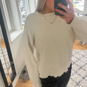 Finstickad tröja  - Säljer denna jätte fina stickade tröja från mango! Väldigt bra skick och fint material🤍 Köpte för ca 1 år sedan men har endast använt ett fåtal gånger. 