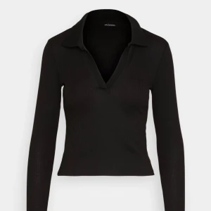 Långärmad ribbad topp - Svart långärmad topp med v-ringning och krage, fint skick 🖤