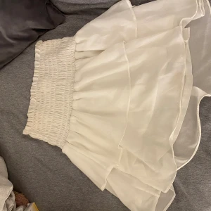 Kjol Chealsea  - Köpt 2022 för 499 kr på zalando. Små defekter och några fläckar. 