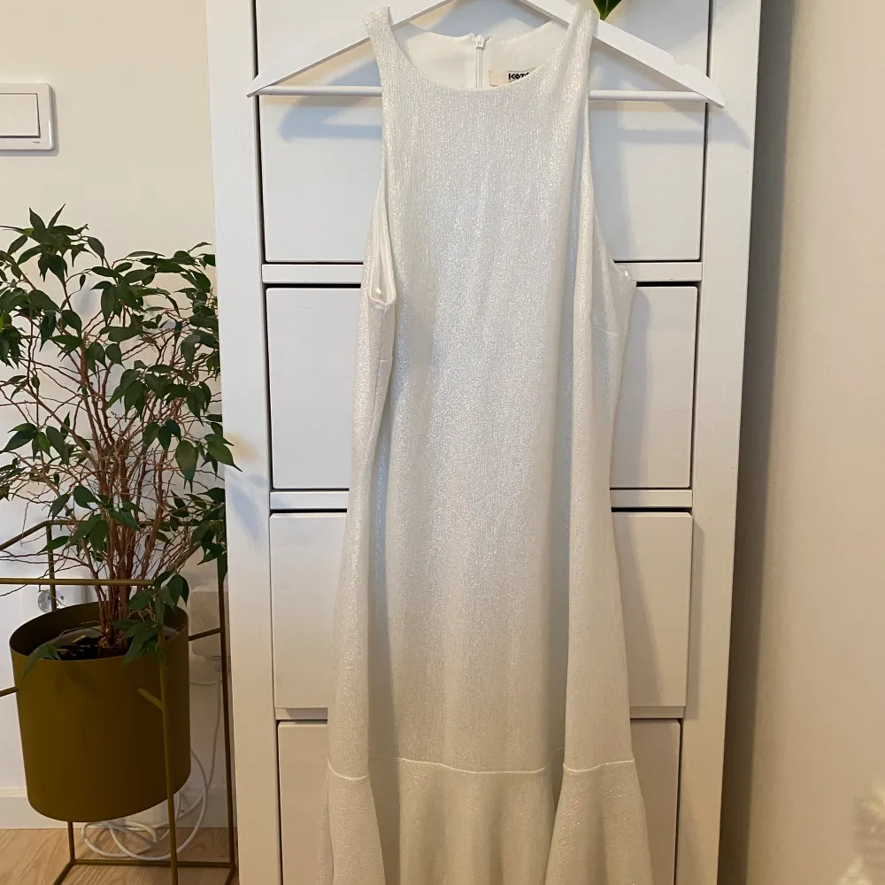 Never worn (tag still attached). White coloured glittery dress. Fairly long. . Klänningar.
