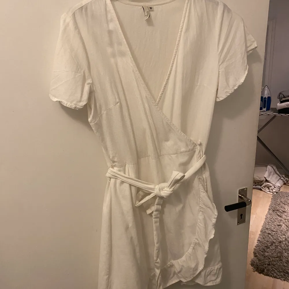 Säljer denna vitaklänning, perfekt som studentklänning! Mycket finare när man får på sig den!💕Används 2 gånger, ifrån Nelly i storlek 36. 150kr. Klänningar.
