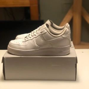 Airforce one  - Säljer ett par helt nya Airforce 1 köpte de för 1 månad sen men fick ett par skor i present så säljer dessa. De är använda typ 3 gånger Max så i nyskick 10/10. De är självklart äkta köpta på nike hemsida. Kom privat för övriga frågor 