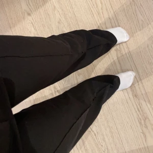 Madlady kostymbyxor - Svarta kostymbyxor från madlady, tror dem är i en extra lång modell, ca 3 år gamla. Nopprar vid knappen som syns på sista bilden annars bra skick