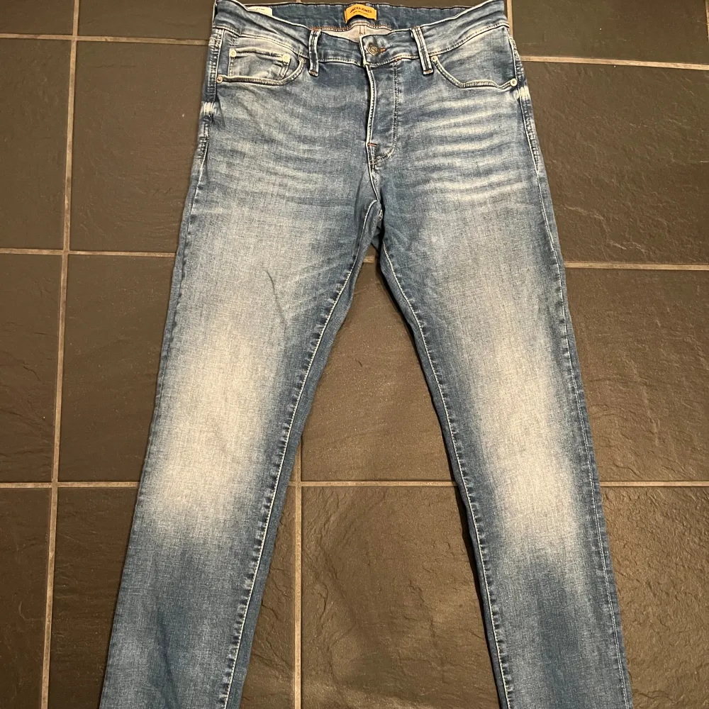 Säljer dessa sköna jeans som köptes i Göteborg i somras för 950kr, säljer nu för 350 då jag inte använder dom så mycket. Storlek 32:32. Perfekt för dig som vill ha ett par sköna jeans till sommaren. Kan gå ner i pris. Hör av er vid frågor:). Jeans & Byxor.