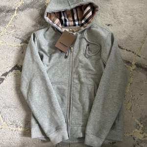 Burberry zip hoodie riktigt fet och helt ny. Storlek M.