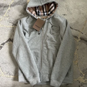 burberry zip hoodie  - Burberry zip hoodie riktigt fet och helt ny. Storlek M.