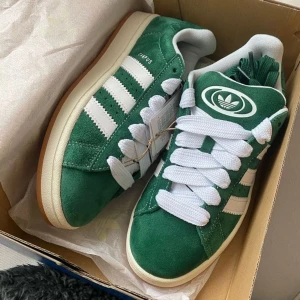Adidas campus 00s - Säljer dessa adidas campus 00s i storlek 36 2/3. Dom är helt nya och kvitto samt box medföljer! Skriv till mig vid eventuella frågor‼️