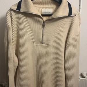 These Glory Days Halfzip - These Glory Days Halfzip Sparsamt använd. Köpt för 899kr på volt.