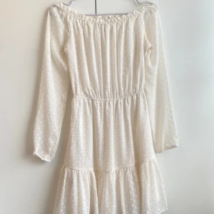 Vit klänning  - Perfekt till skolavslutningen eller studenten. Från H&M 