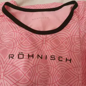 Ny tränings t-shirt i märket Röhnisch Ny med tagg Storl XS