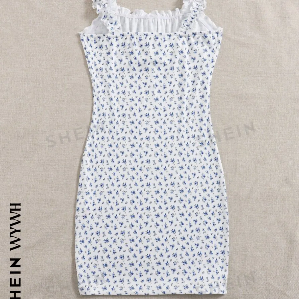 En kort vit klänning med blåa blommor på. Denna har aldrig kommit till användning så den är precis som ny😍😍😍. Klänningar.