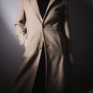 Kappa - Köpt i England, från Androse. Passar storlek S-M. Wool and Cashmere blend. Gott skick, behöver tvättas då den bara legat o dammat i vinden. En knapp saknas längst upp vid kragen, utöver det inga defekter.   