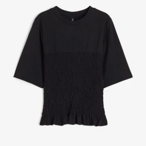 Smockad topp - Säljer denna fina slutsålda topp, aldrig använd lappen kvar! 