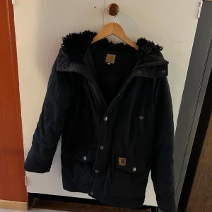 Vinterjacka  - Fel säsong absolut men varför inte va ute i god tid att fynda en härlig jacka till vintern. Tyvärr trasig dragkedja men kunnig kan säkert fixa den. Storlek M och normal i storlek. Solblekt/blekt efter tvätt 