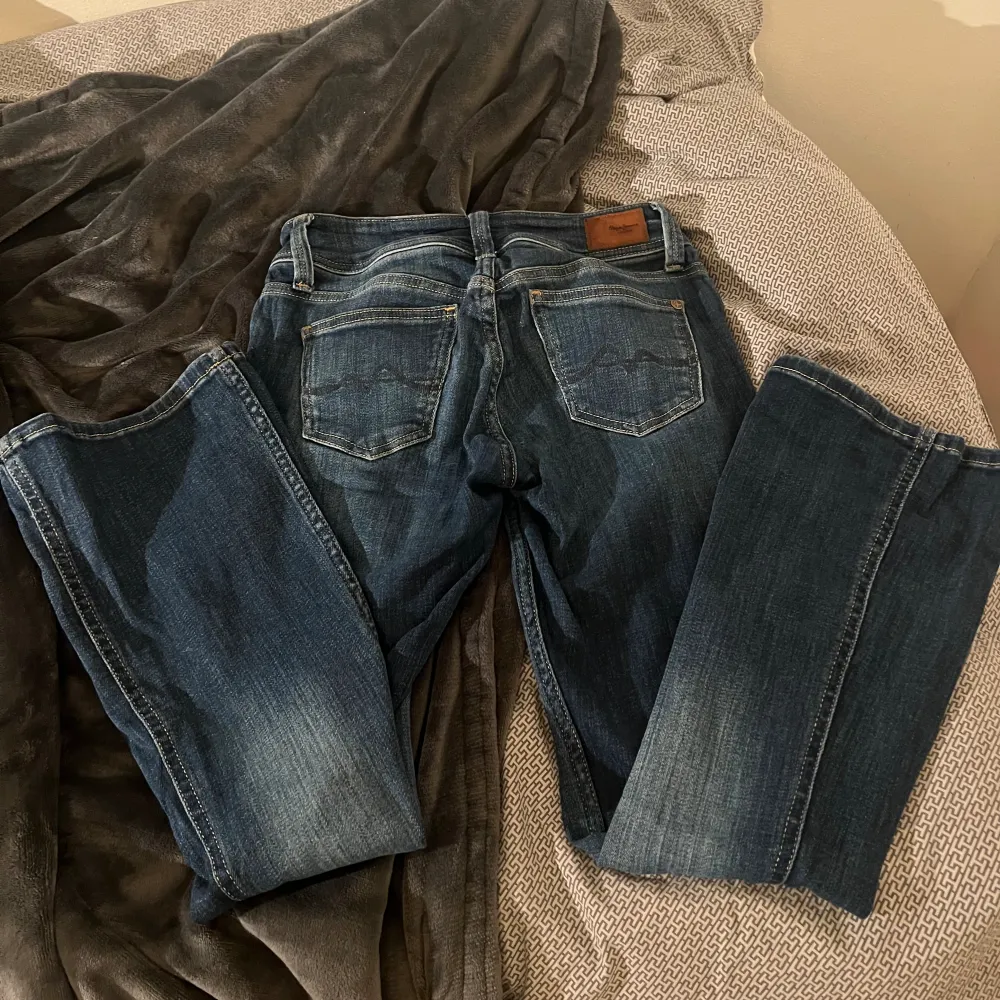 Säljer dessa supersnygga utsvängda lågmidjade jeans då jag tröttnat på dom🩷köptes för ca 1000kr på zalando men säljer billigt då jag bara vill bli av med dom!!. Jeans & Byxor.