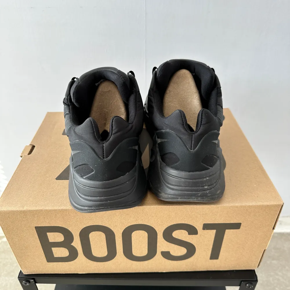Adidas Yeezy 700 MNVN US12,5 EU47 1/3 Used less than 5 times Lace holes are cut up but looks cleaner like this  • All my items is 100% authentic, most items purchased from authorized retailers • All questions BEFORE purchase. Skor.