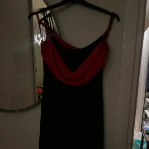 Klänning  - En jätte fin klänning köpt från Italien förra sommaren 2023. Använd Max 3 gånger. Priset kan diskuteras.