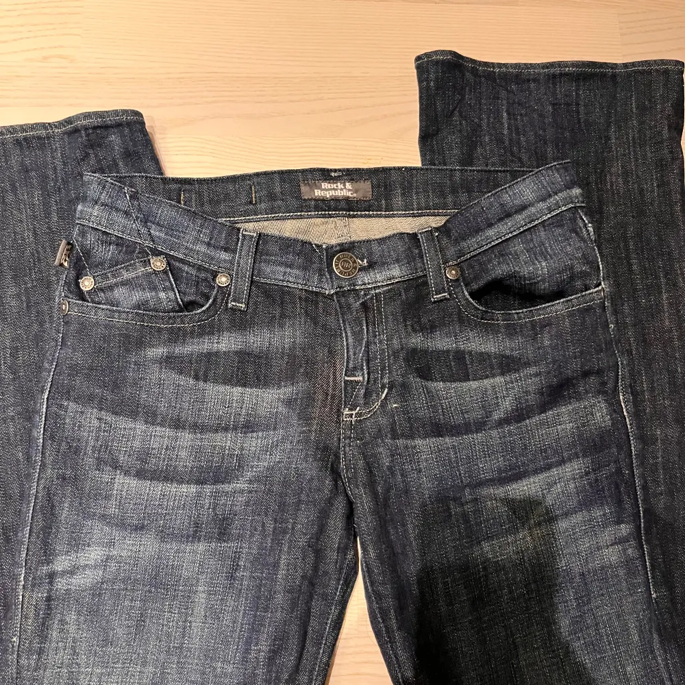 Säljer dessa jättefina bootcut rock and republic jeans då de inte kommer till användning. Köptes för 1000 kronor på vestiaire.💕 Midja: 37cm tvärsöver, innerbenslängd: 82cm. Jeans & Byxor.