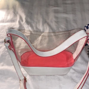 Billig väska  - Har aldrig använt. Jätte fin rosa och vit väska.frakt 9kr.