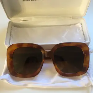 Jätte coola solglasögon från Chimi och knappt använda!! Modellen 10 havana. Ursprungspris 1250kr. 😎🌟💞(skriv för fler bilder)
