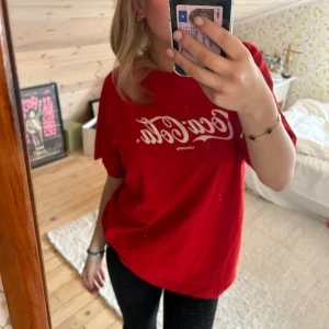 T shirt  - Coca cola t shirt i oversized modell. Köpt här på Plick men kommer ej till användning 🕺🏼
