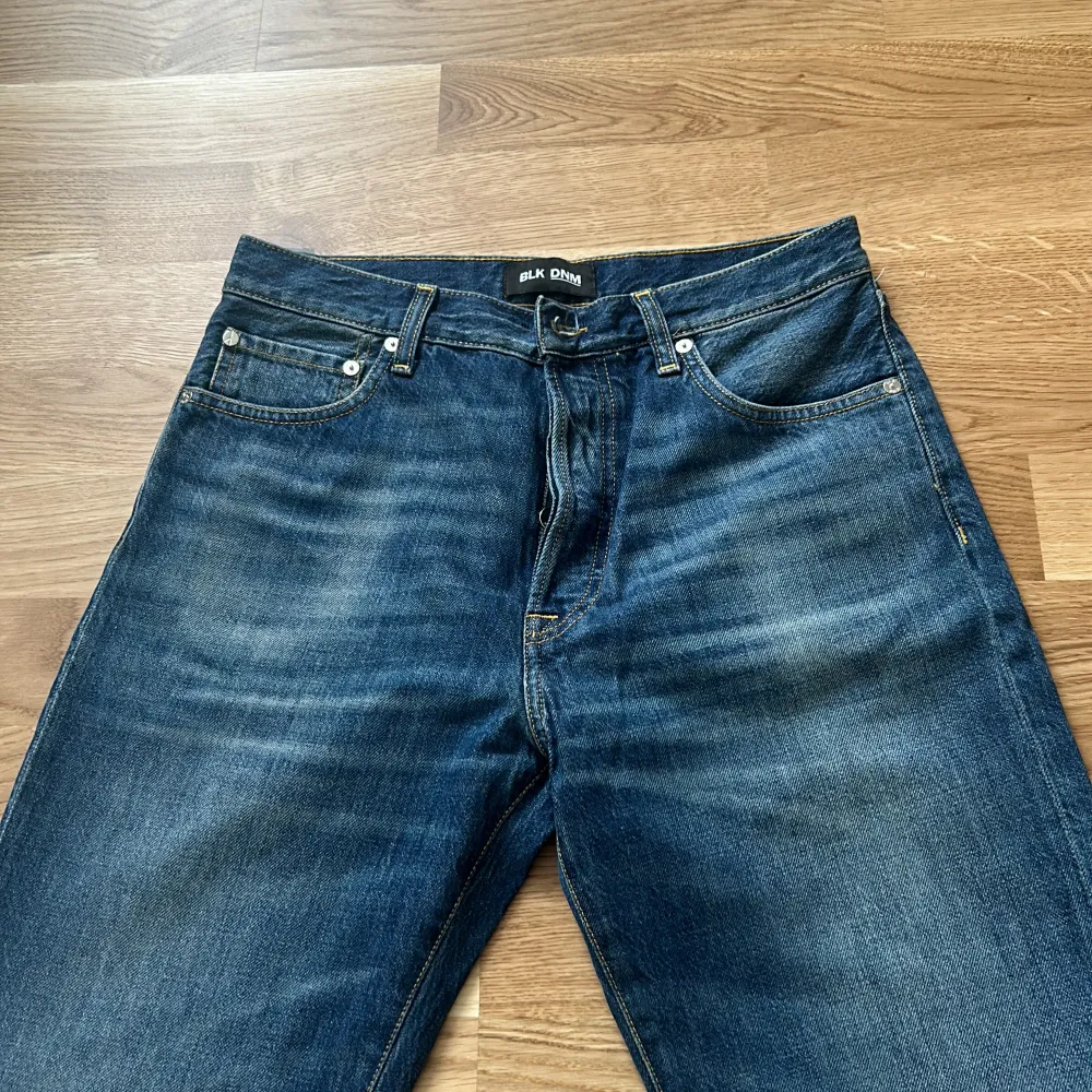 Säljer dessa snygga jeans! De har aldrig blivit använda, så skicket är jättebra. Storleken är 29/32, passar perfekt i längd för någon runt 175-180 cm. Nypris är 1900kr, men vi säljer dem för 399kr.. Jeans & Byxor.