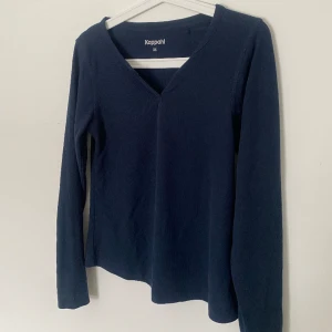 långärmad topp - väldigt fin långärmad topp i marinblå färg, bara att höra av sig för fler bilder☺️