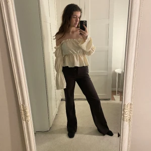 Off White blus - Jättesöt blus från Shein. Knappt använd. Säljer pågrund av att jag inte använder. True to size.