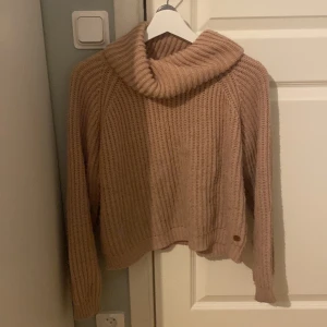Rosa stickad tröja - Säljer min jättefina rosa stickade tröja, perfekt nu till hösten och vintern. Den är från Kappahl och säljs i bra skick då den inte kommit till användning så mycket