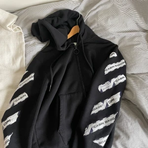Off white zip kofta - Som ny off white kofta 9,5/10. Storlek M. Köpt av haiendo. Först till kvarn!!😁