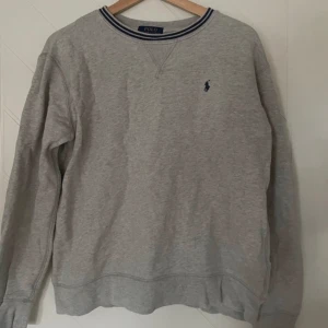 Ralph lauren tröja - Jättefin tröja från ralphlauren, är i storlek l i barn storlek men skulle säga att den passar en xs-s