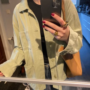 Zara jacka - Grön jacka från zara, använd men är i bra skick. Passar perfekt nu till våren 